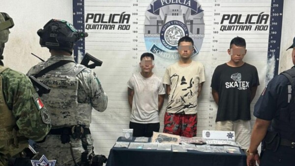 Detienen a tres narcodistribuidores en la colonia Centro de Playa del Carmen.