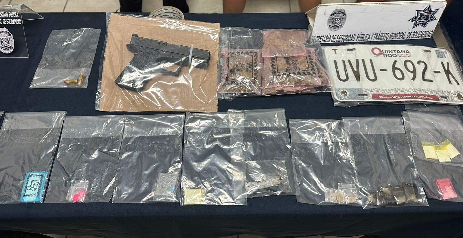 Detienen a tres narcodistribuidores en la colonia Centro de Playa del Carmen; les decomisaron un arma de fuego y 30 dosis de diversos enervantes.