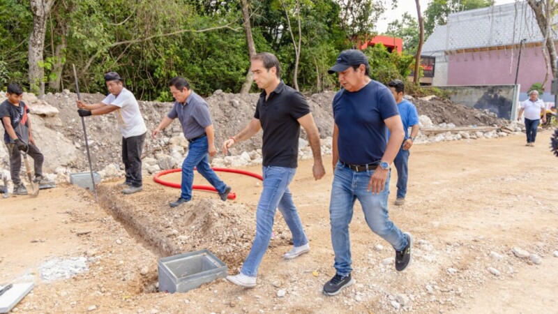 Diego Castañón supervisa trabajos de la modernización en la avenida Cobá.
