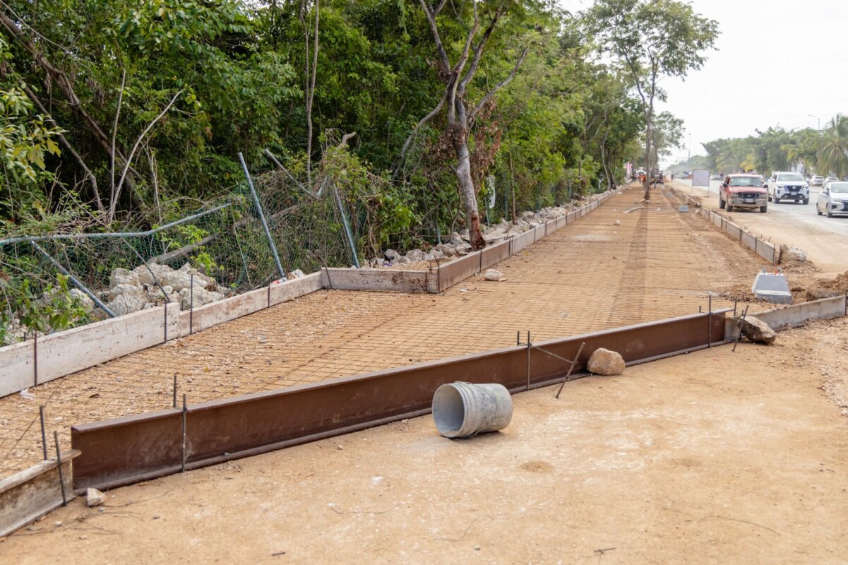 Diego Castañón supervisa trabajos de la modernización en la avenida Cobá; la obra lleva un significativo avance y deberá finalizar a finales de noviembre.