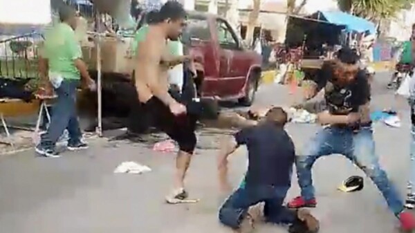 Presuntos extorsionadores dan golpiza a ambulantes en Puebla