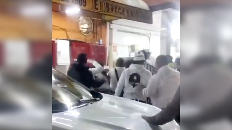 Taqueros en CDMX propinan brutal golpiza a pareja