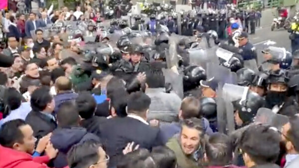Se enfrentan empleados del PJF con granaderos en CDMX
