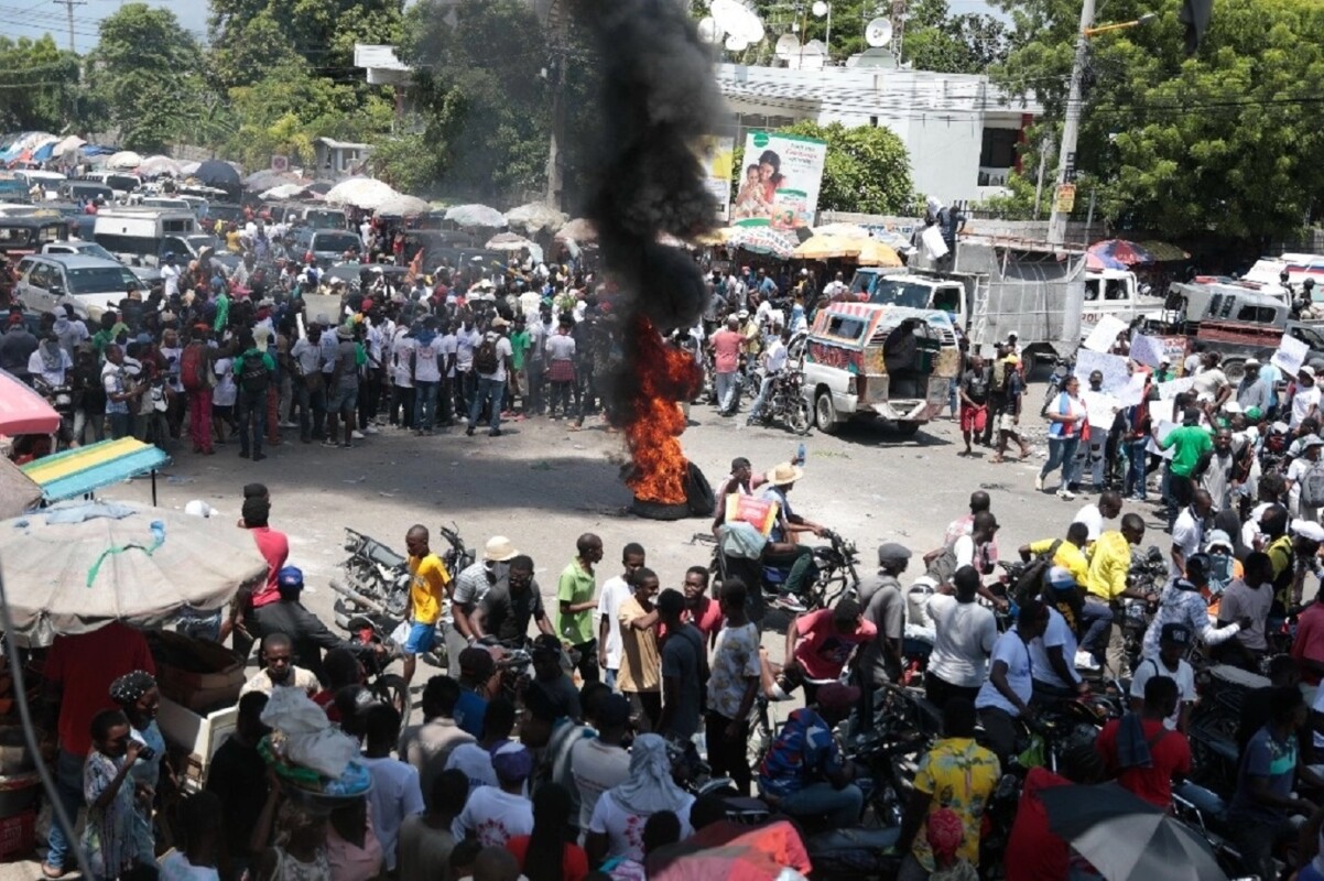 Protesta de habitantes de Puerto Príncipe en contra de la inseguridad en la capital haitiana, el 17 de septiembre pasado. Foto Ap