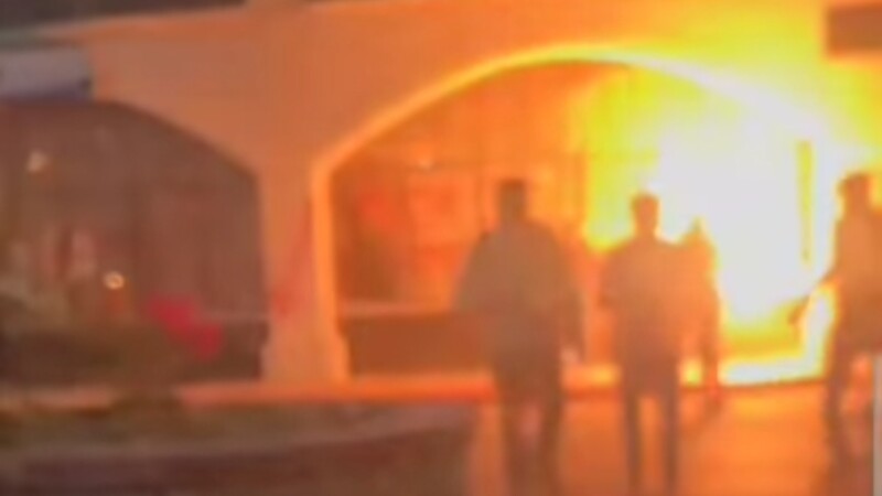 Pobladores incendian parte de Palacio Municipal en demanda de justicia