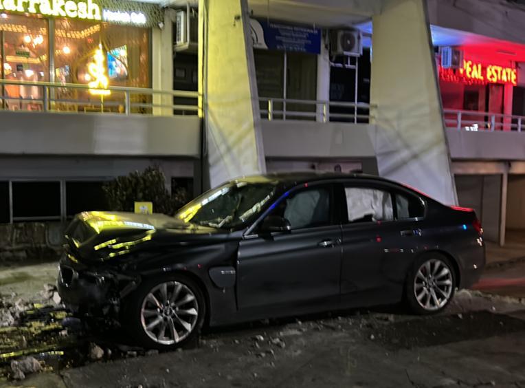 Imprudente conductor provoca la muerte a motociclista en la entrada a la Zona Hotelera de Cancún: el conductor del BMW siguió su marcha hasta chocar.