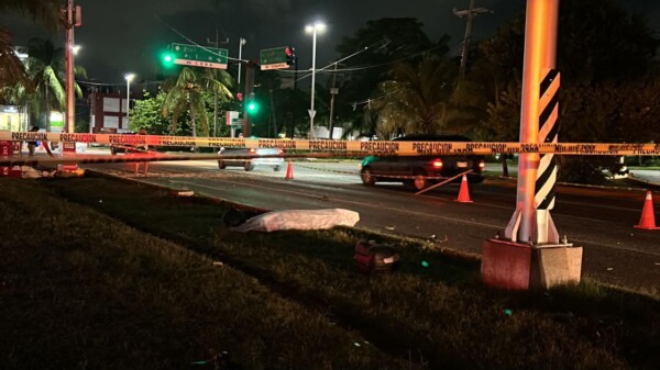 Imprudente conductor provoca la muerte a motociclista en la entrada a la Zona Hotelera de Cancún