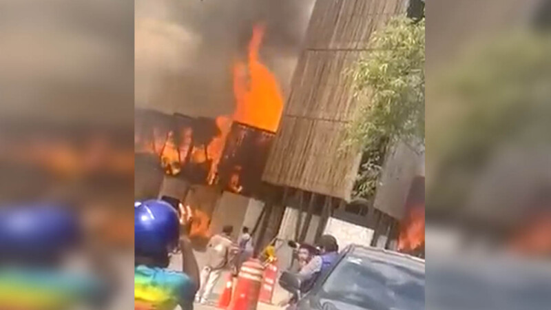 Incendio arrasa locales en el Parque el Jaguar de Tulum