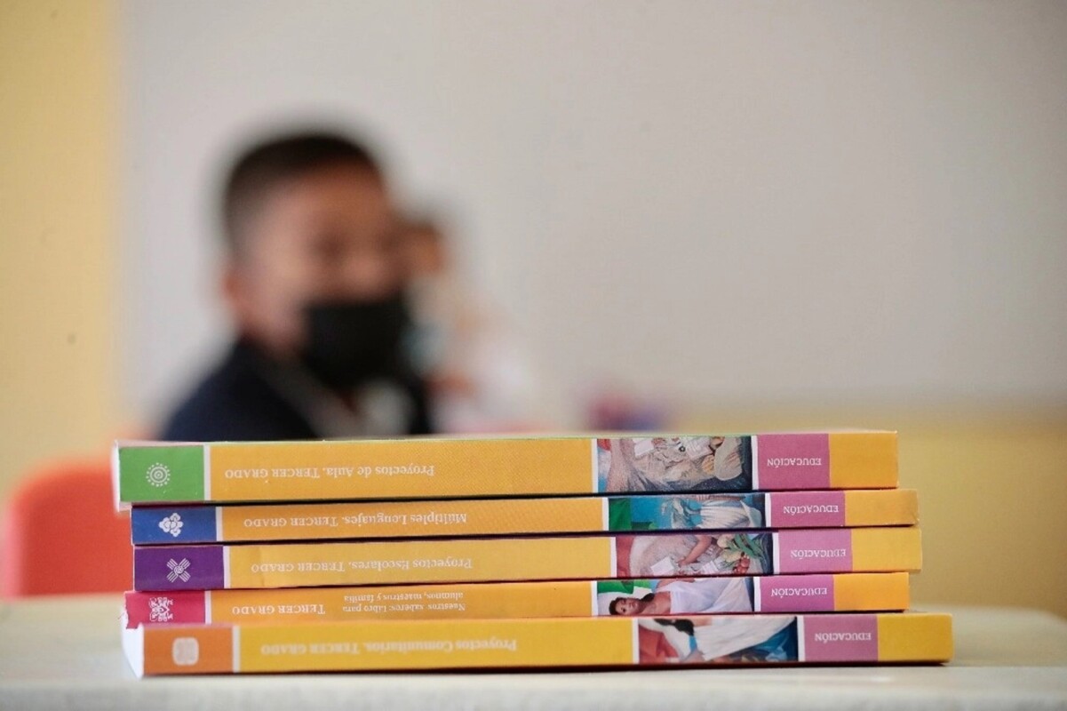 Alumnos de una escuela primaria, durante el primer día del ciclo escolar cuando les fueron entregados sus libros de texto gratuitos.
