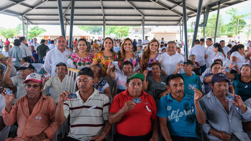 Mara Lezama entrega credenciales a dignatarias y dignatarios mayas de Quintana Roo