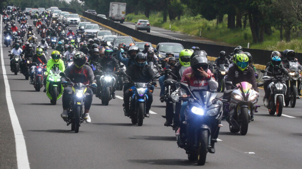 Motociclistas colman paciencia a conductor en Morelos y usa su pistola