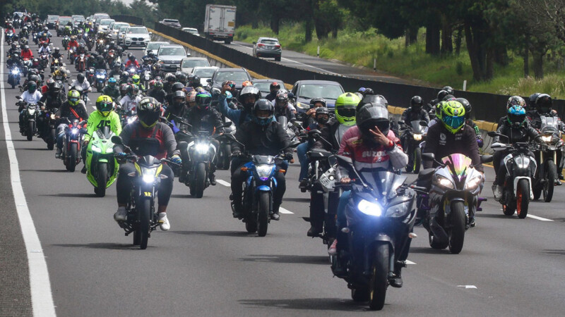 Motociclistas colman paciencia a conductor en Morelos y usa su pistola