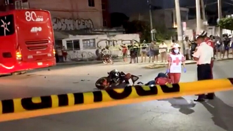 Autobús de transporte foráneo embiste y mata a motociclista en Cancún