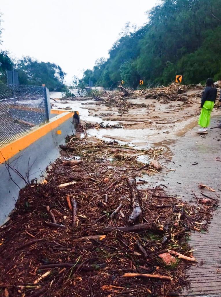 Deslaves y daños por el huracán Otis en la Autopista del Sol que lleva a Acapulco.