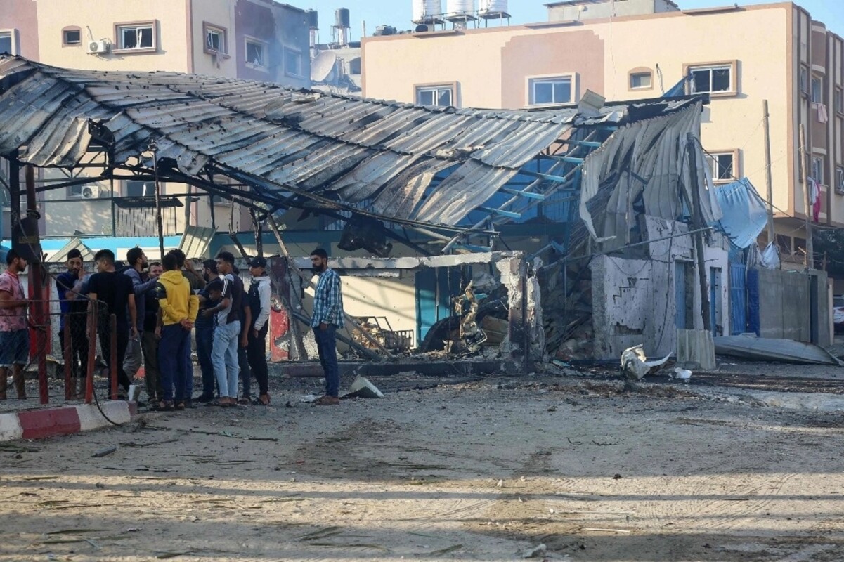 Un centro de ayuda de la Agencia de la ONU para refugiados palestinos, tras bombardeos israelís al sur de Gaza.