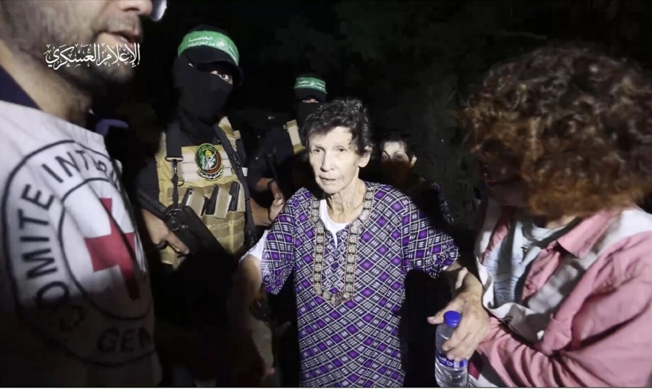 Liberación de una de las dos rehenes israelíes el día de ayer, Yocheved Lifshitz quien sostiene la mano de uno de los miembros de Hamas. Israel y EU se niegan a detener el bombardeo sobre la población civil palestina.