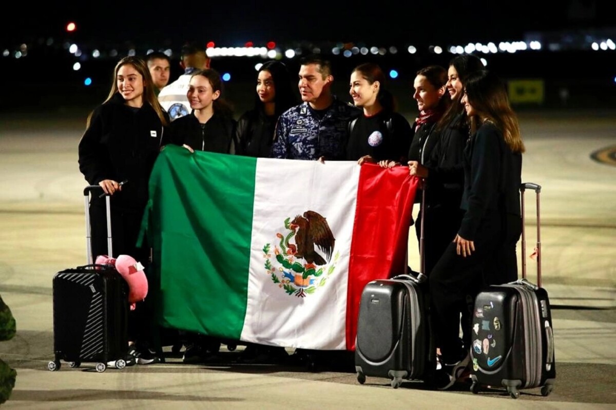 Gimnastas mexicanas tras arribar a la Terminal Militar de Pasajeros de la Base Aérea Militar (BAM) No.1 de Santa Lucía.