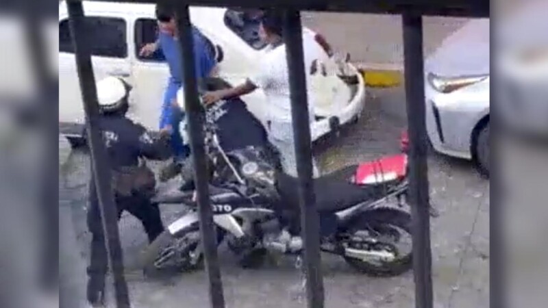 Sujetos alcoholizados tunden a policías viales en Oaxaca