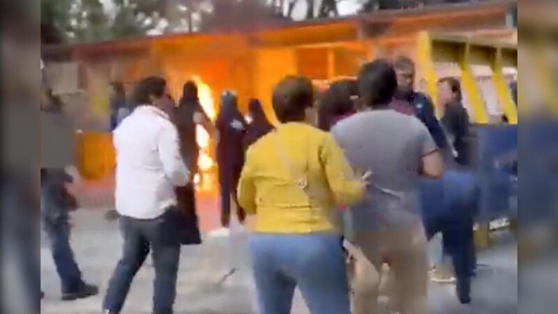 Porros encapuchados prenden fuego a profesores en el CCH Azcapotzalco