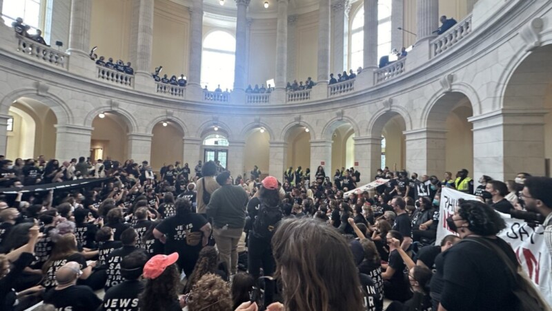 Arrestan a más de 300 personas por protesta en EU sobre Gaza