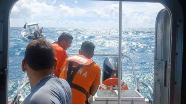 Rescatan a tripulantes de una embarcación a la deriva en Isla Contoy.