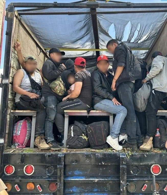 Rescatan a 130 migrantes guatemaltecos hacinados en un camión; el chofer abandonó la unidad cuando policías le marcaron el alto en Veracruz.