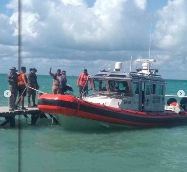 Rescatan a tripulantes de una embarcación a la deriva en Isla Contoy; un tercero nadó en busca de ayuda de la Marina.