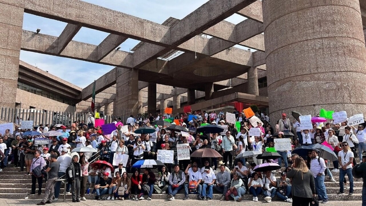 Trabajadores del Poder Judicial de la Federación protestan para exigir el respeto a sus derechos laborales debido a la aprobación de la eliminación de sus fideicomisos, frente al edificio del organismo en San Lázaro, en la Ciudad de México, el 18 de octubre de 2023.