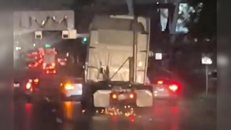 Traíler sin frenos arrolla a varios autos en Jalisco