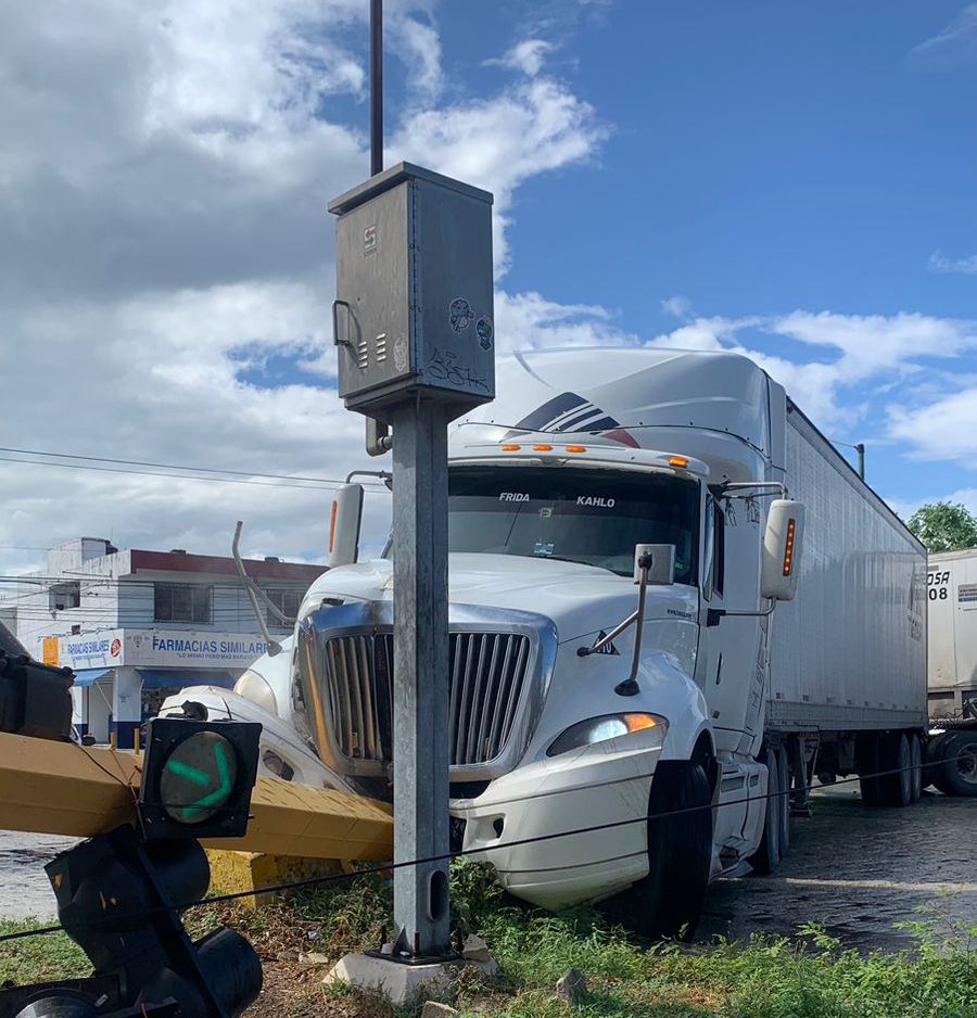 Trailero choca y derriba un semáforo en la Andrés Quintana Roo; la falta de precaución en pavimento mojado generó el accidente.