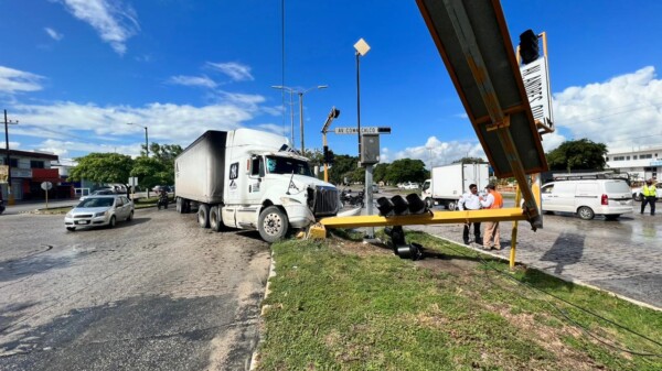 Trailero choca y derriba un semáforo en la Andrés Quintana Roo