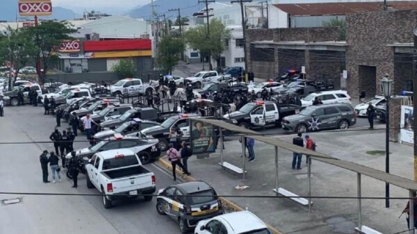 Se atrincheran policías municipales ante presunta toma estatal en Nuevo León