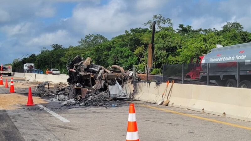 Choca y se incendia pipa en la autopista Cancún Mérida.