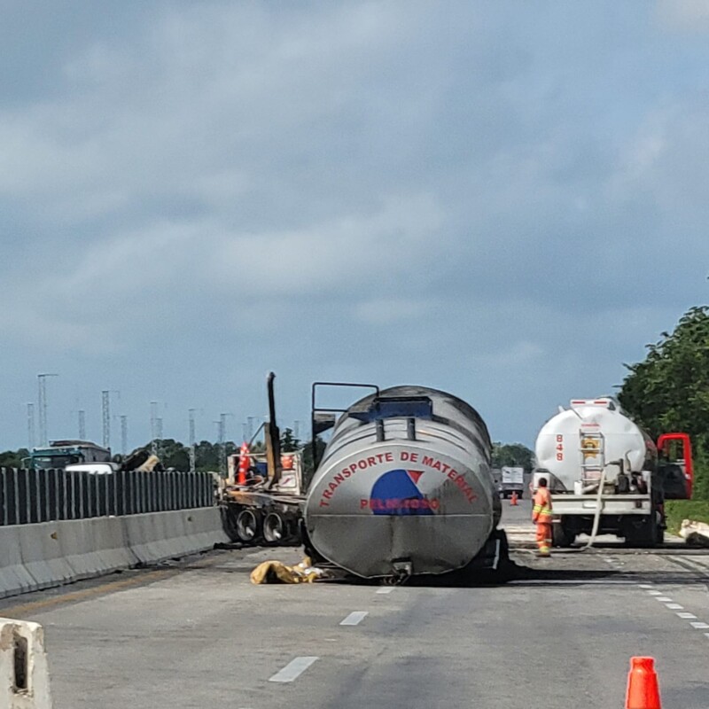 Choca y se incendia pipa en la autopista Cancún Mérida; la pesada unidad transportaba material peligroso.