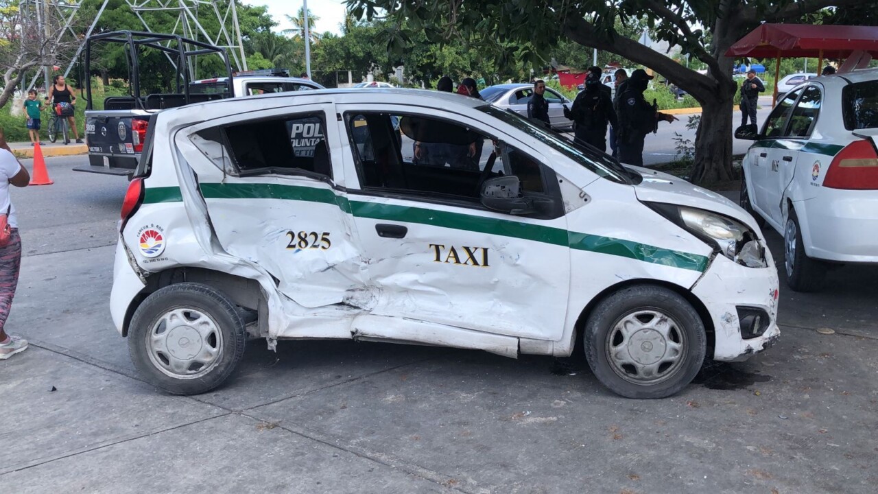 Choca patrulla contra un taxi en una persecución en Cancún; el accidente se registró en la avenida 20 de Noviembre con la Torcasita.
