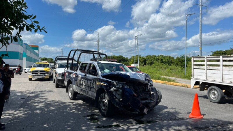 Choca patrulla contra un taxi en una persecución en Cancún.