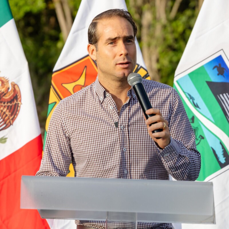 Diego Castañón entrega pavimentación de la avenida la Selva; casa peso que ingresa se transforma en obra pública de calidad, afirmó el edil tulumnense.