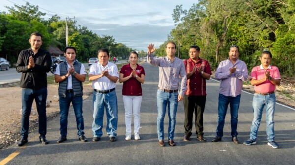Diego Castañón entrega pavimentación de la avenida la Selva.