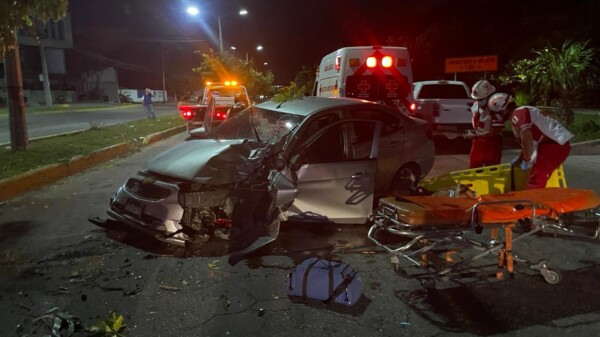 Aparatoso choque deja dos lesionados en la Kabah con Yaxchilán.