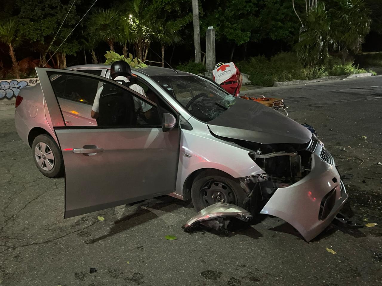 Aparatoso choque deja dos lesionados en la Kabah con Yaxchilán; el conductor no tomó en cuentas las condiciones de la vía.