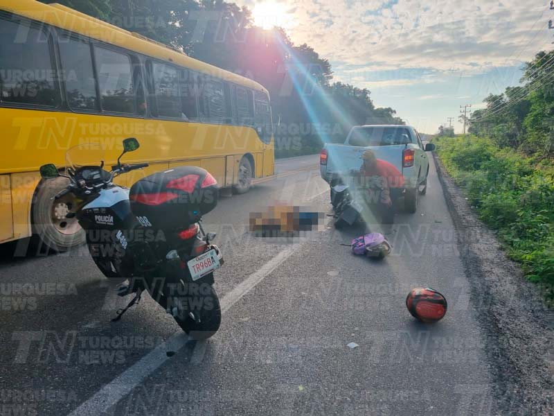 Un motociclista perdió la vida tras impactarse contra una camioneta en la autopista Mérida-Cancún este lunes por la mañana.