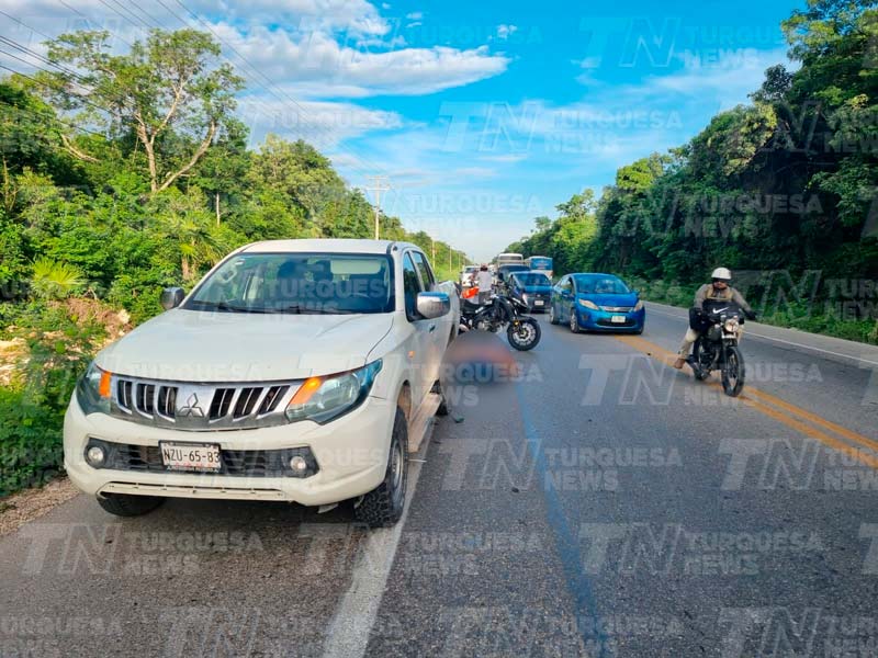 Un motociclista perdió la vida tras impactarse contra una camioneta en la autopista Mérida-Cancún este lunes por la mañana.