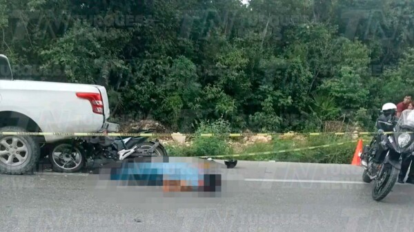Un motociclista perdió la vida tras impactarse contra una camioneta en la autopista Mérida-Cancún este lunes por la mañana.