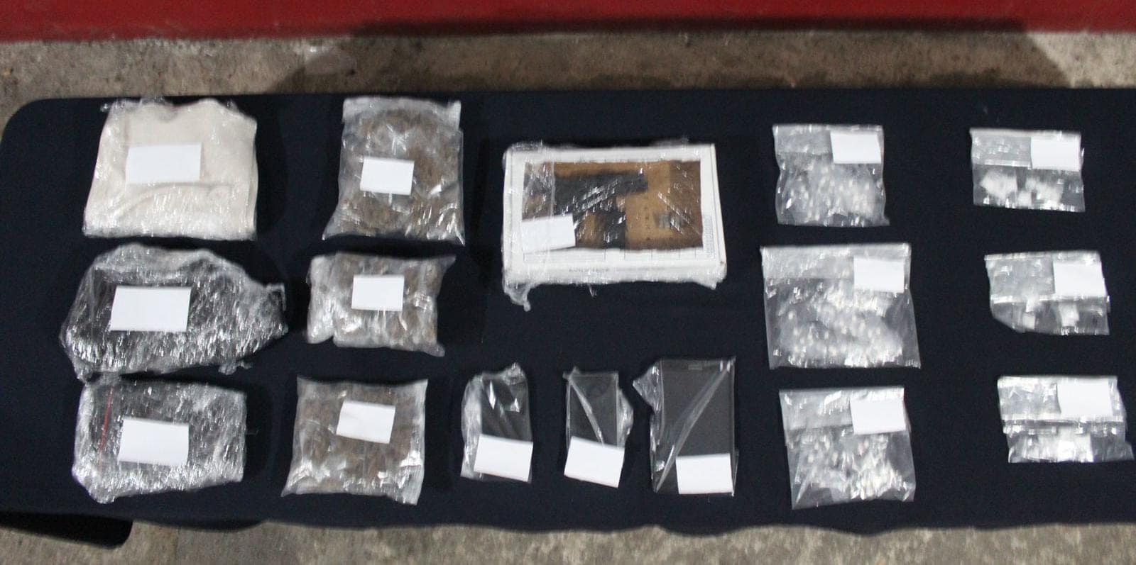 Detenidos por delitos contra la salud y portación de arma en la Región 104 de Cancún; dos hombres y una mujer fueron puestos a disposición de la FGE.