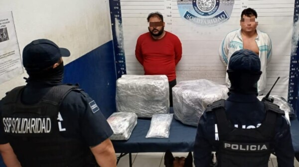 Detienen a dos sujetos con 36 paquetes de droga en Playa del Carmen.