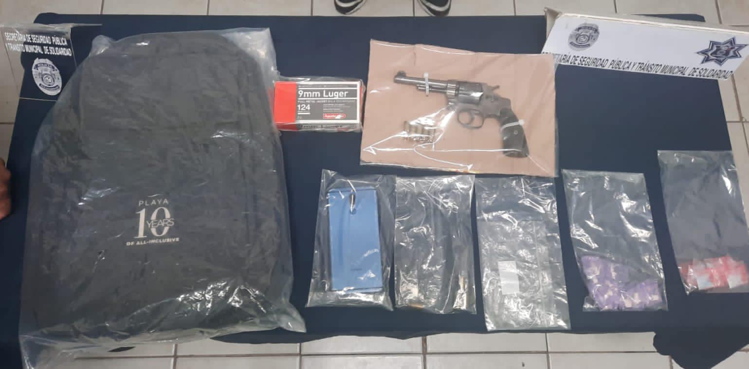 En Playa del Carmen detienen a dos narcomenudista; uno estaba armado; la Policía decomisó varias dosis de enervantes, así como un revólver.