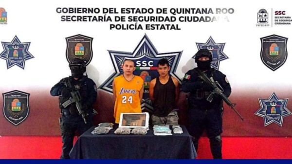 Cancún: Atrapan a dos narcomenudistas con más de 150 dosis y un arma de fuego.