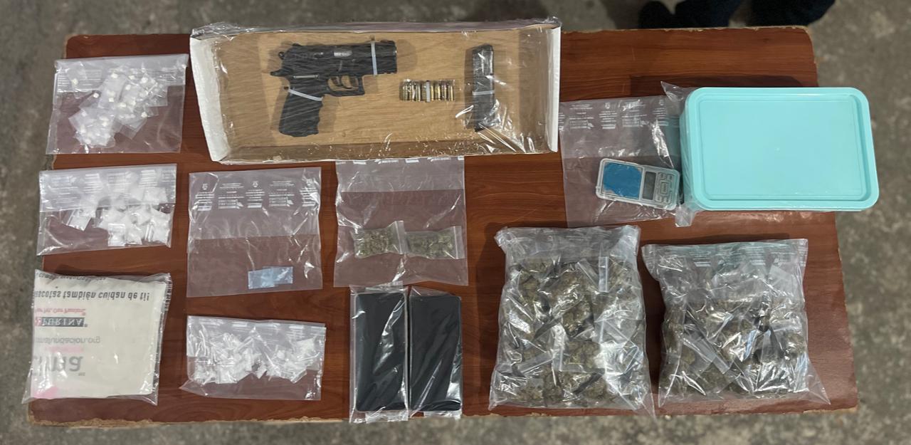 Detienen a tres narcomenudistas en Villas del Mar; a un una mujer y dos hombres le decomisaron varias dosis de enervantes y un arma de fuego.