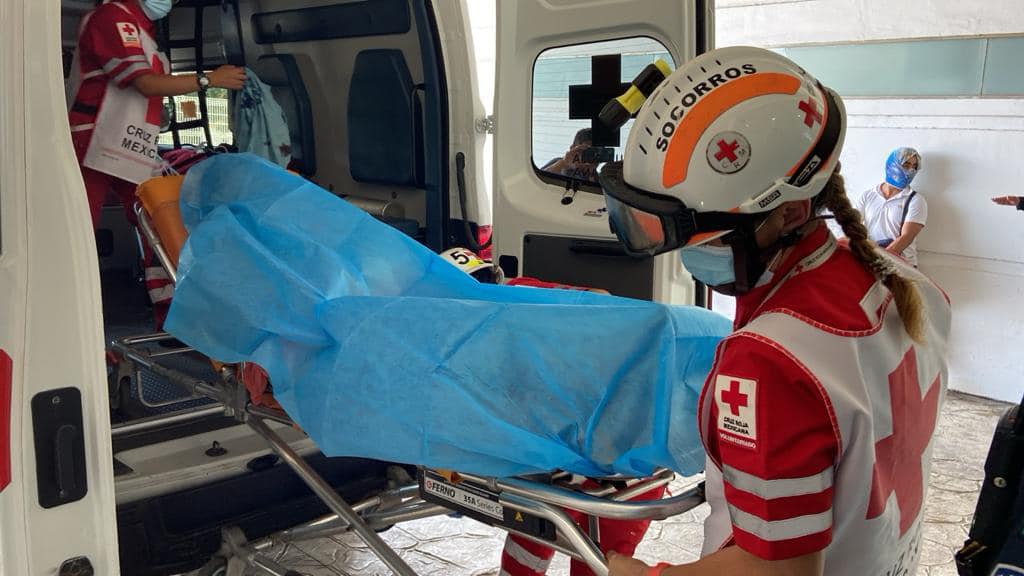 Hallan a una persona severamente golpeada en la avenida Yaxchilán; mujer trans fue llevada al Hospital General en donde fue reportada como delicada.