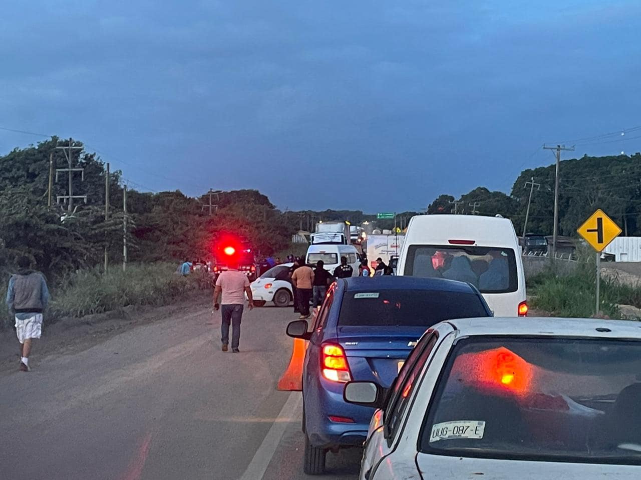 Habitantes de Juan Sarabia bloquean la carretera Chetumal-Escárcega; habitantes se quejan por daños a sus viviendas provocadas por explosiones en obras.